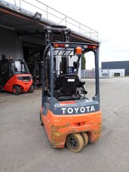 Chariot élévateur frontal 3 roues Toyota 8FBEKT16 - 1