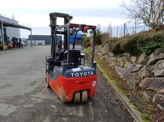 Chariot élévateur électrique Toyota 8FBET18 - 1